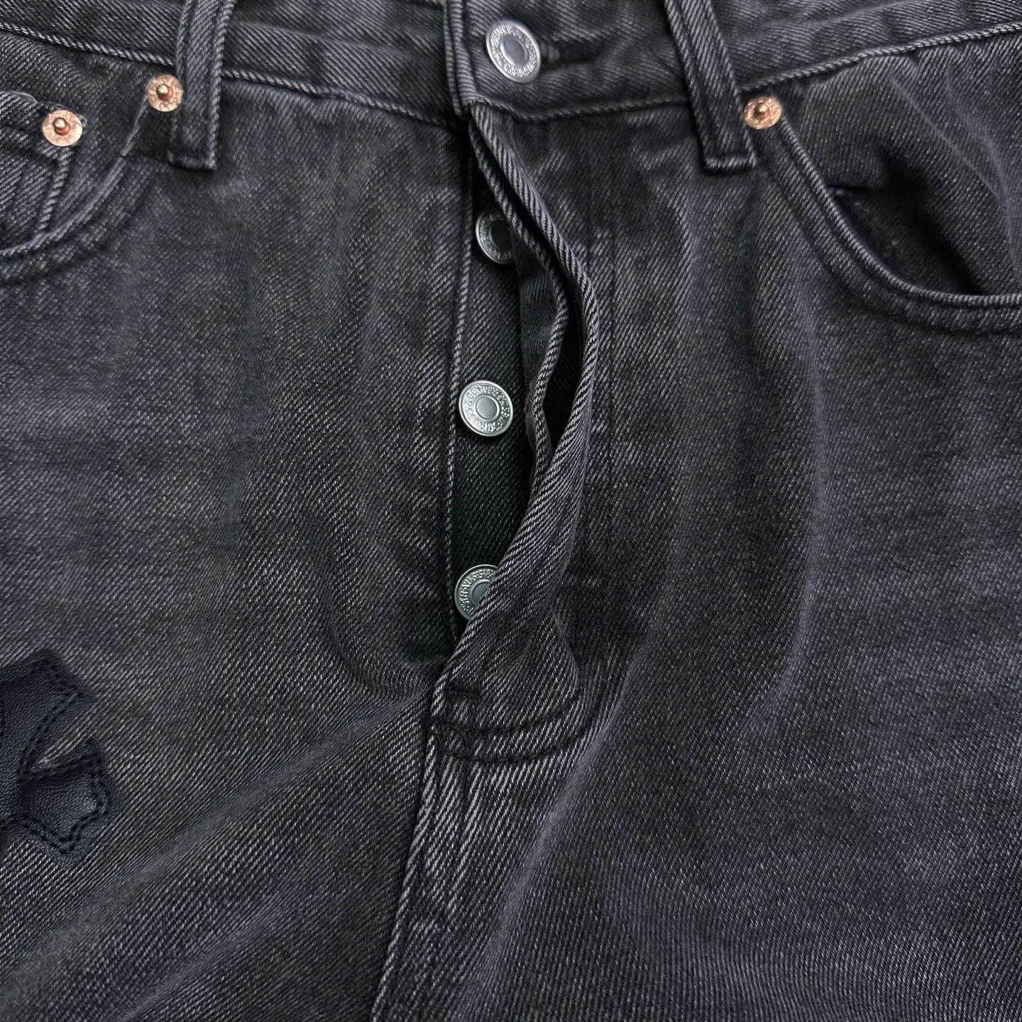 P270 GALLERY DEPT. Co-branded 2025 new style spliced ​​multiple cross-over leather couples style loose washed flared jeans 🔥High version🔥High version🔥 Top ceiling quality Styles with different washed textures are very friendly to people with thin legs and thick legs. The straight version is very flattering to the leg shape. Moderate length that never goes out of style, easy to match with casually, basic styling for various styles, a must-have in the wardrobe! The fabric is stiff but also makes the upper body soft without losing texture. The washing process is even more perfect. It is a must-have item for everyone! ! ! Washed wheat, hang tag, pants label, complete with three labels Color: washed black Size: 28, 30, 32, 34, 36 (five sizes)